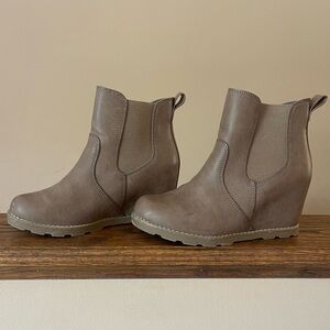 Universal thread tan wedge booties 8W